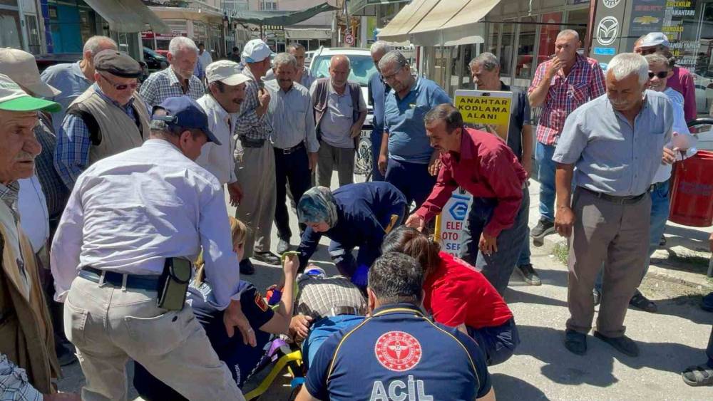 Sedyedeki yaralıya "Yat lan yat" diyen vatandaş herkesi g&uuml;ld&uuml;rd&uuml;
