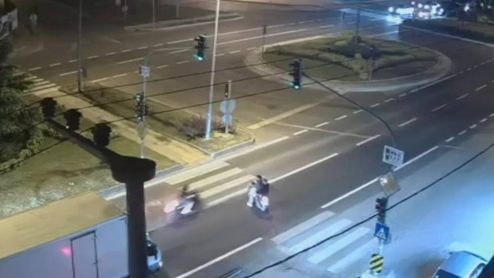 Motosikletlerin &ccedil;arpışma anı kameralara yansıdı
