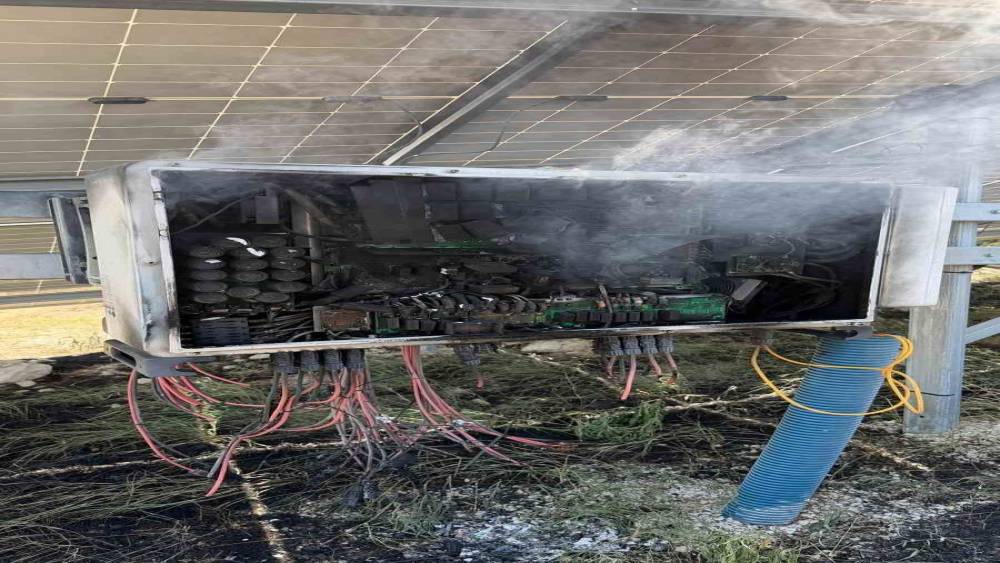 Burdur&rsquo;da g&uuml;neş enerji santralindeki trafo yangını otluk alana sı&ccedil;radı
