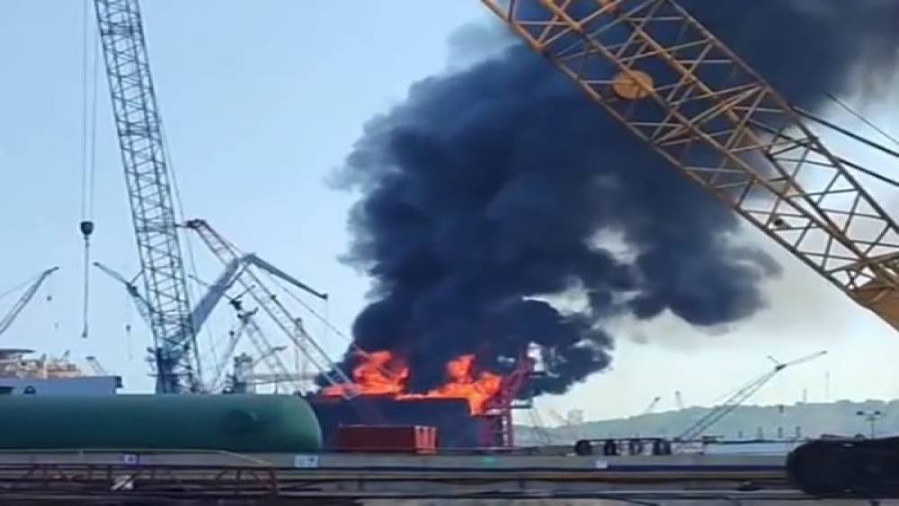 İzmir&rsquo;de yakıt tankerinde korkutan yangın
