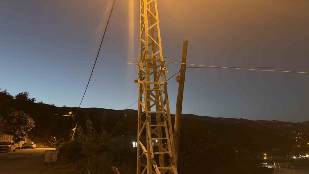 Osmaniye&rsquo;de elektrik direğine kamera takarken akıma kapılan iş&ccedil;i ağır yaralandı
