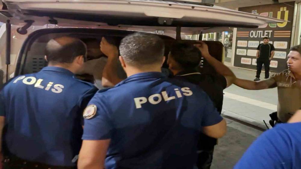 Biri oynayarak, diğeri zorla g&ouml;zaltına alındı: İlgin&ccedil; anlar kamerada
