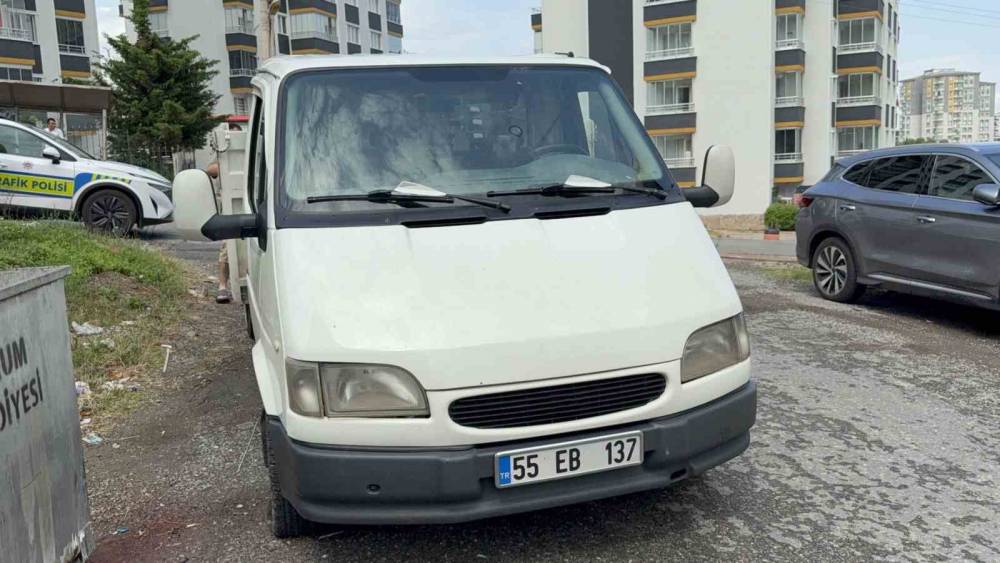 Kamyonet ticari taksiye &ccedil;arptı: 1 yaralı
