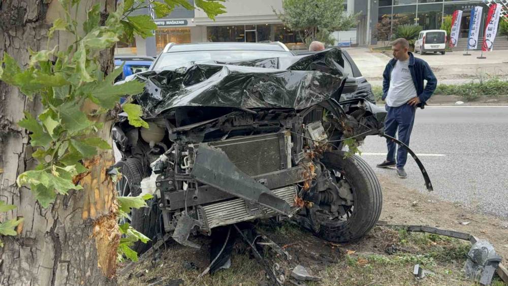 Samsun&rsquo;da SUV ara&ccedil; ile otomobil &ccedil;arpıştı: 2 yaralı
