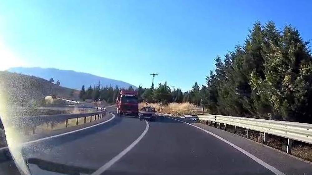 Virajda hatalı sollama faciaya davetiye &ccedil;ıkarıyordu: Kafa kafaya &ccedil;arpışmadan saniyelerle kurtuldular
