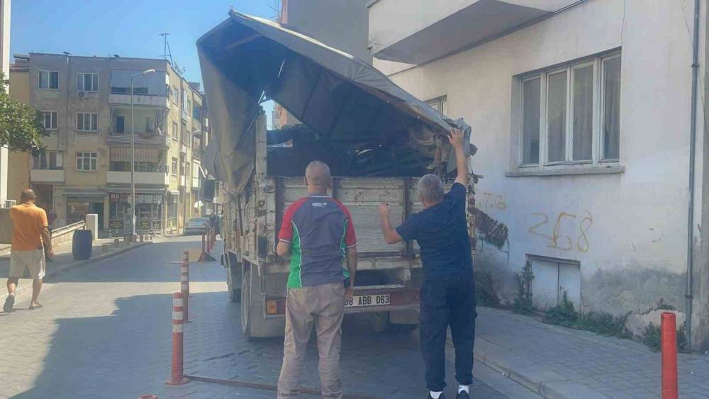 Kamyonetin kasası binanın balkonuna &ccedil;arptı
