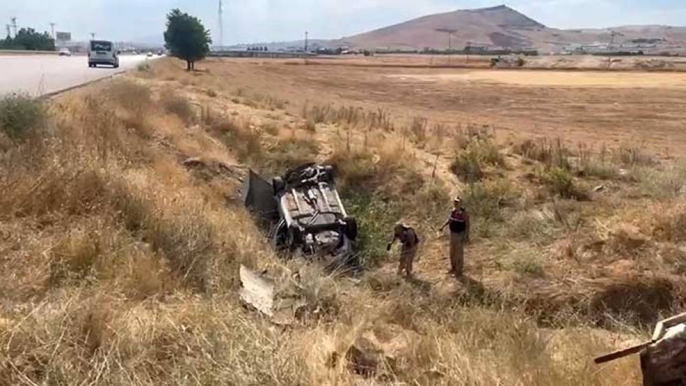 Elazığ&rsquo;da otomobil şarampole devrildi: 1 yaralı
