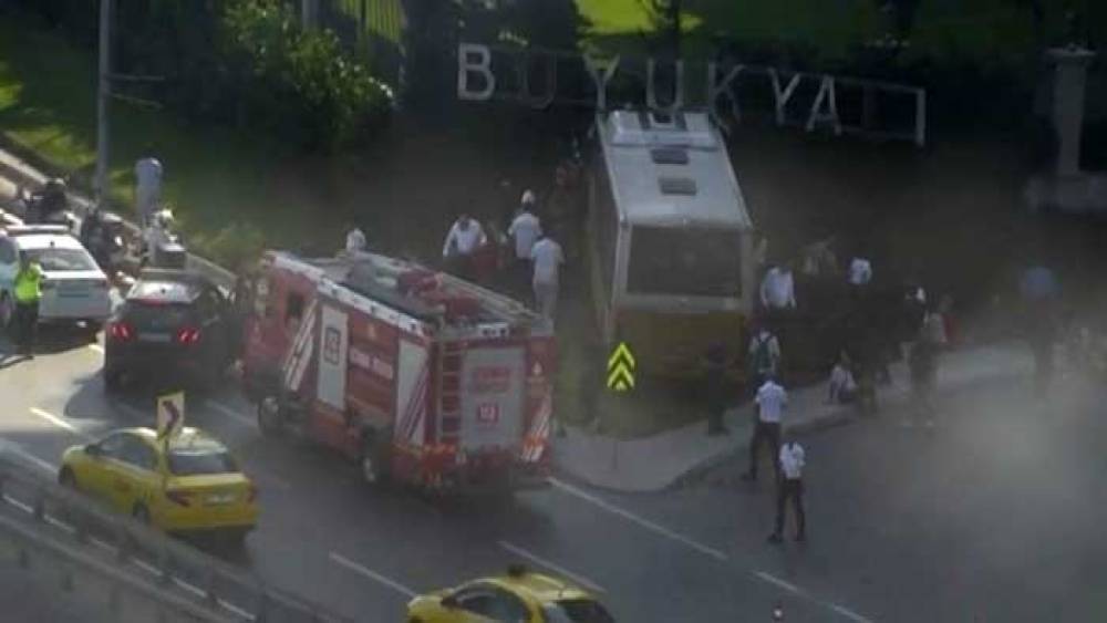 Zeytinburnu Sahil Yolu&rsquo;nda s&uuml;r&uuml;c&uuml;s&uuml;n&uuml;n direksiyon hakimiyetini kaybettiği İETT otob&uuml;s&uuml; yoldan &ccedil;ıkarak kaza yaptı. Kazada yaralananlar olduğu bildirilirken, b&ouml;lgeye &ccedil;ok sayıda polis, itfaiye ve sağlık ekibi sevk edildi.
