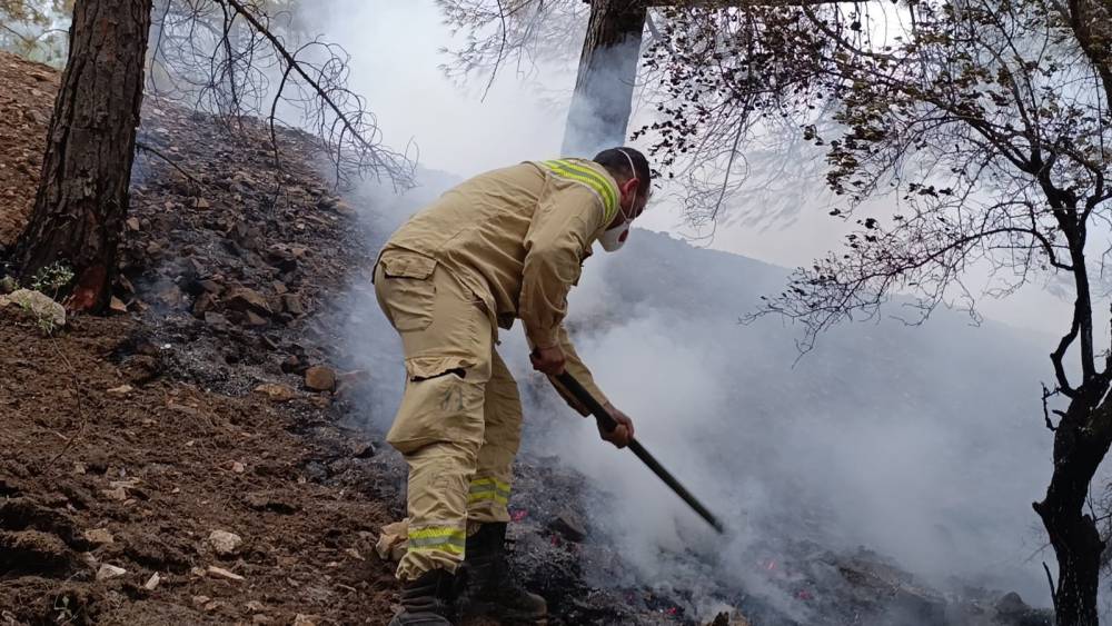 Kahramanmaraş Ahır Dağı&rsquo;ndaki orman yangınına m&uuml;dahale s&uuml;r&uuml;yor
