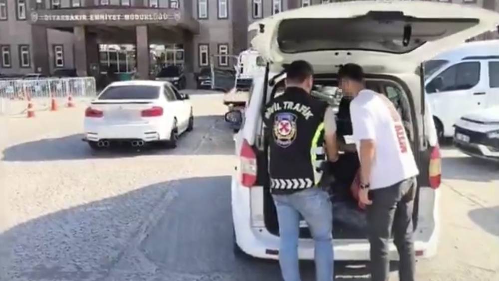Diyarbakır&rsquo;da trafiği tehlikeye sokan s&uuml;r&uuml;lere cezai işlemler uygulandı
