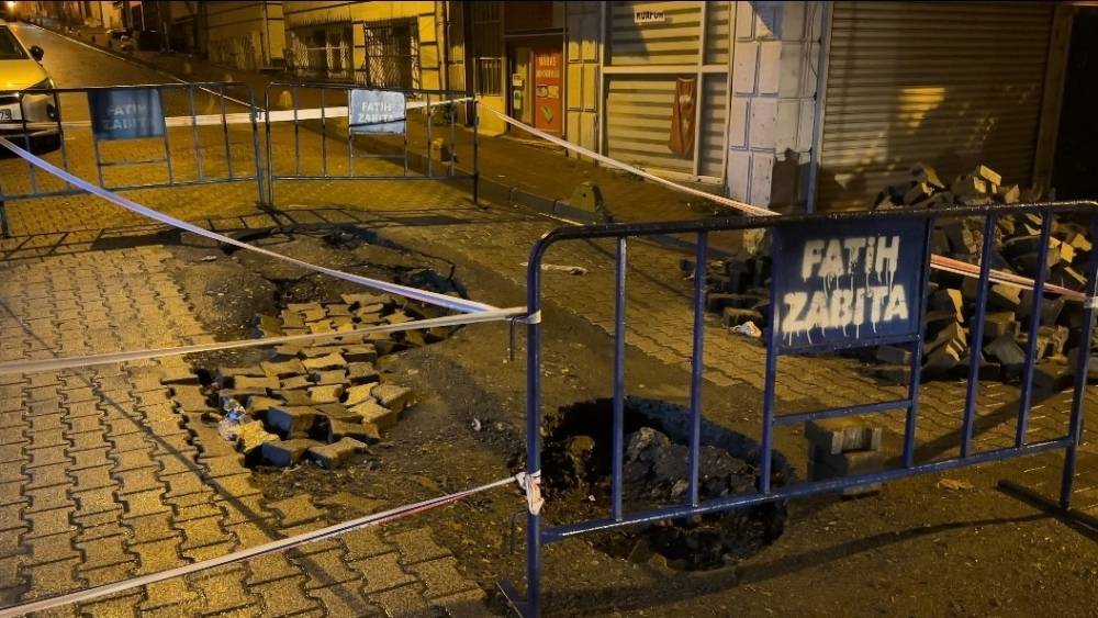 Fatih&rsquo;te yağmur sonrası yol &ccedil;&ouml;kt&uuml;: Kamyon ve otomobil &ccedil;ukura girdi
