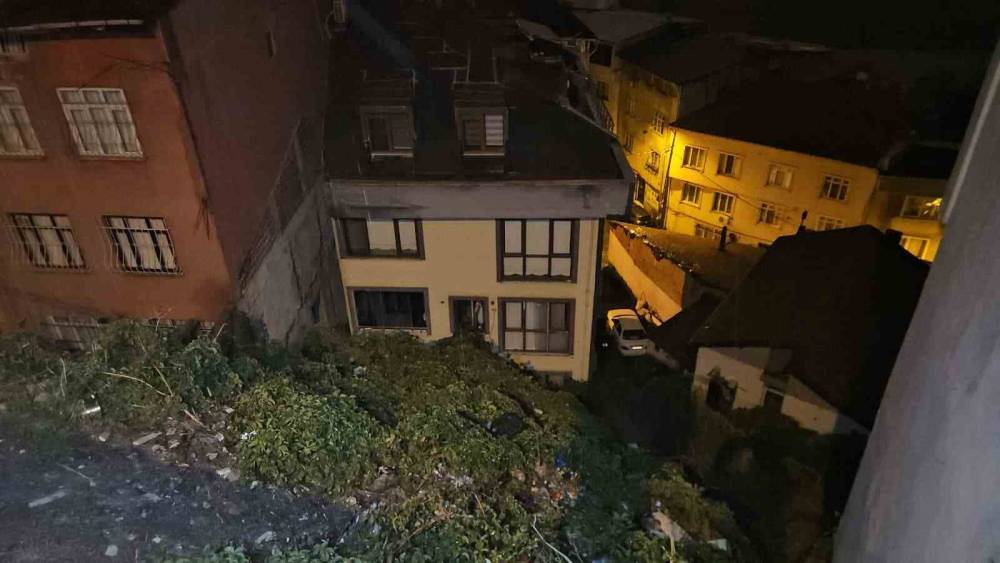 Ey&uuml;psultan&rsquo;da yağmur sonrası toprak kaydı: 25 kişi tedbiren tahliye edildi
