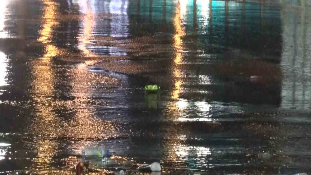 Başkent&rsquo;te gece saatlerinde sağanak yağış: Kanalizasyon taştı, binaları su bastı
