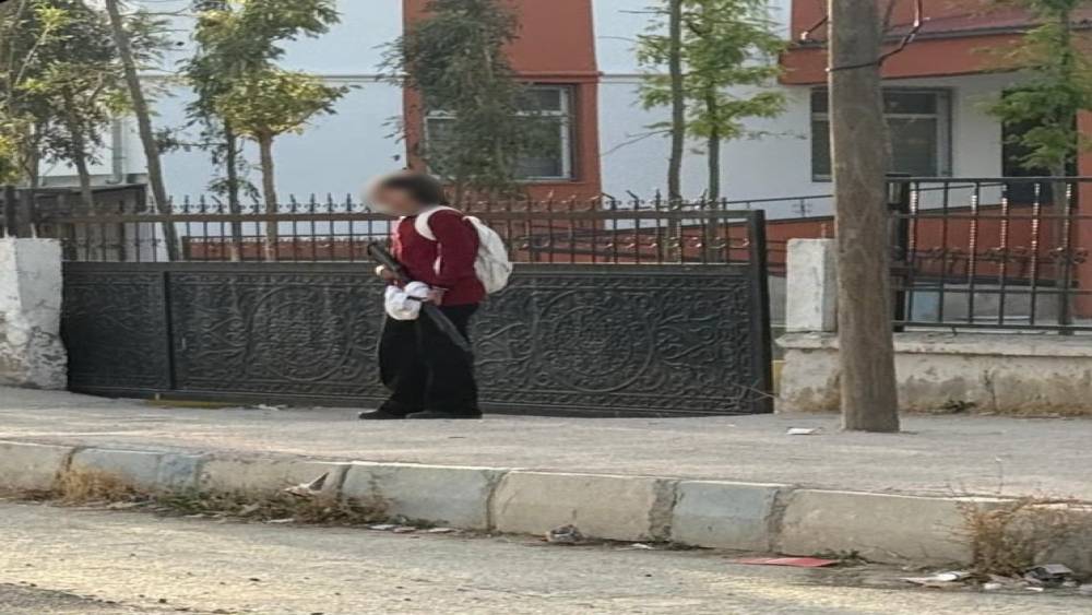 Elinde silahla okula gelen &ouml;ğrenci b&ouml;yle g&ouml;r&uuml;nt&uuml;lendi
