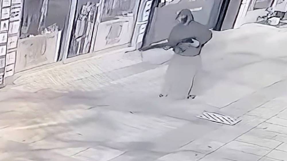 Etek giyip iş yeri kurşunladılar, polis ekiplerinden ka&ccedil;amadılar

