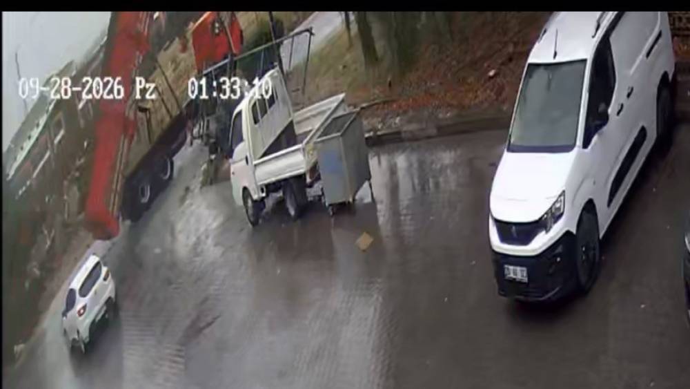 Eskişehir&rsquo;de damperi a&ccedil;ık kalan kamyon sanayi sitesinin kapısını  b&ouml;yle yıktı
