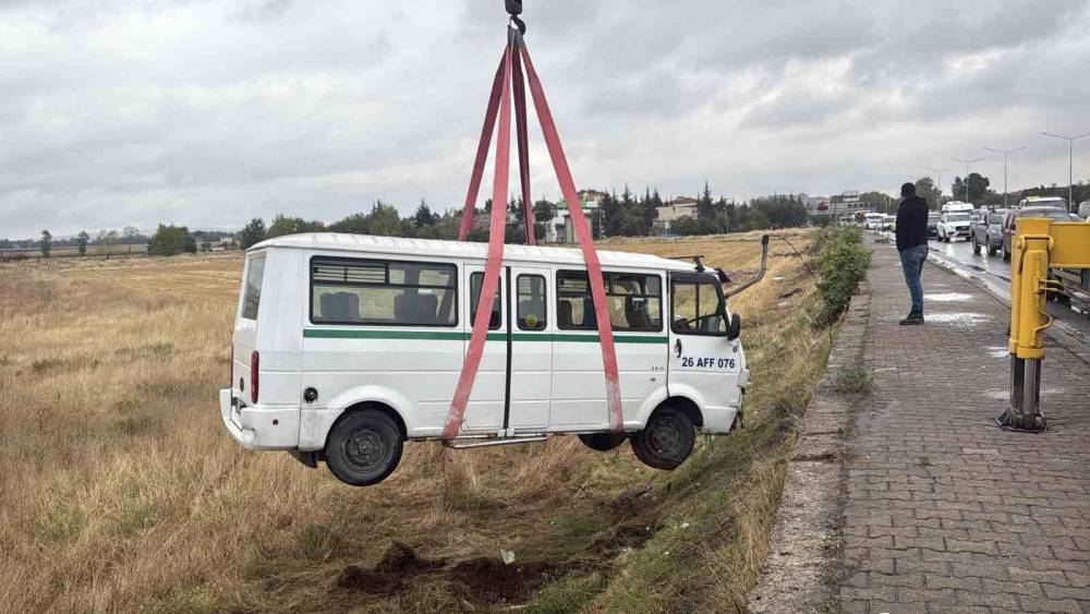 Kazaya karışan minib&uuml;s tarlaya u&ccedil;tu, 1 kişi yaralandı

