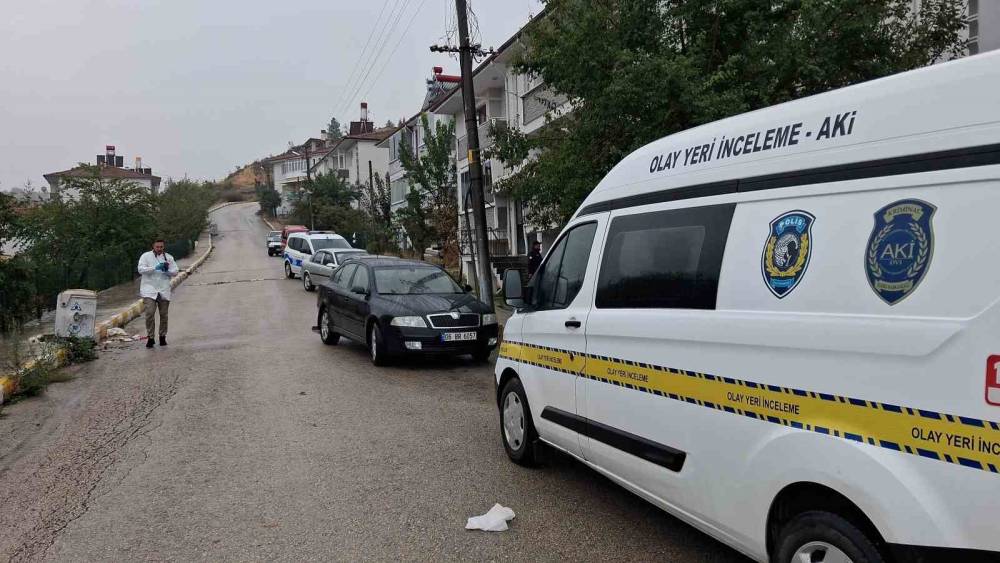 Otomobilinden indikten sonra yere d&uuml;şen şahıs hayatını kaybetti
