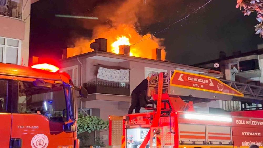 Bolu&rsquo;da 3 katlı evin &ccedil;atısı alev alev yandı: Mahalleli sokağa d&ouml;k&uuml;ld&uuml;
