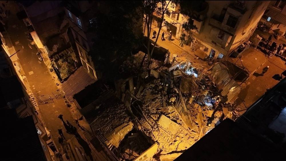 Beyoğlu&rsquo;nda 5 katlı bina &ccedil;&ouml;kt&uuml;: Arama &ccedil;alışmaları devam ediyor
