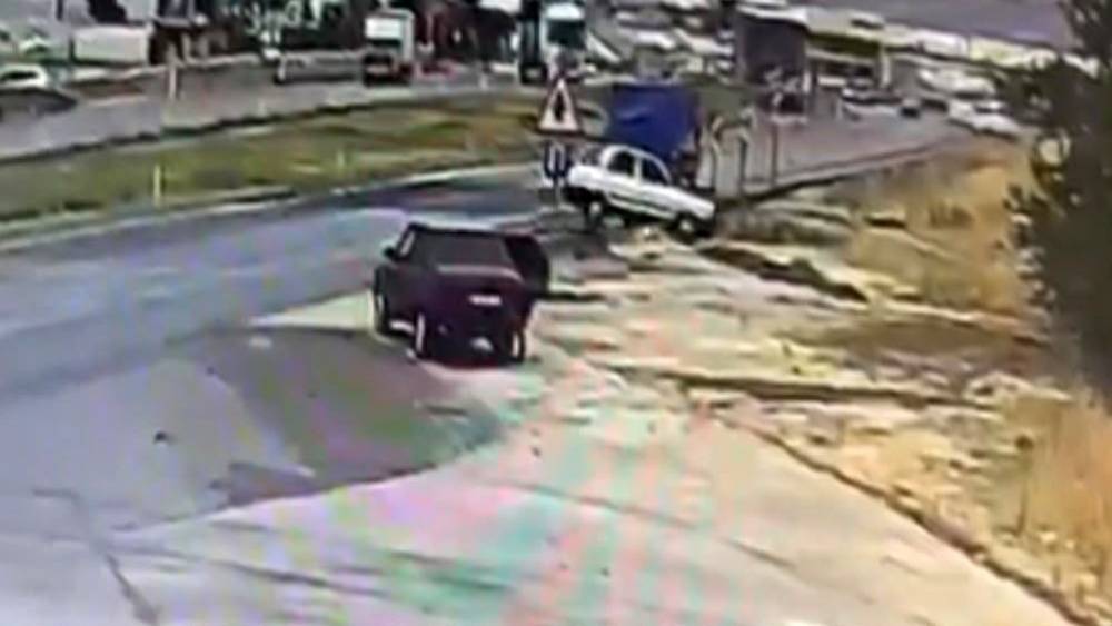 Gaziantep&rsquo;te kontrolden &ccedil;ıkan ara&ccedil; menfeze u&ccedil;tu: 2 kişinin yaralandığı kaza kamerada
