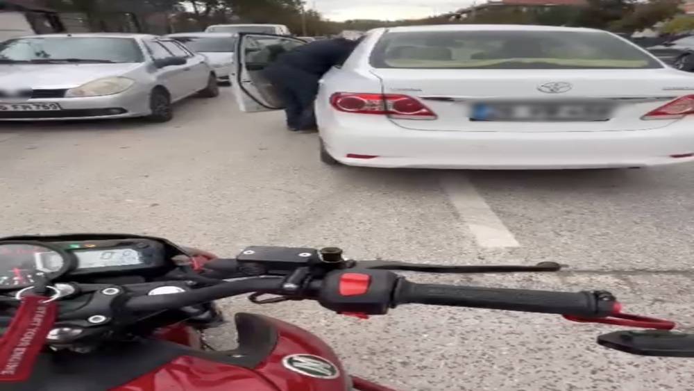 Eskişehir&rsquo;de motosikletli ile s&uuml;r&uuml;c&uuml; arasında "emekli polis" tartışması
