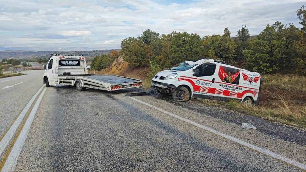 Isparta&rsquo;da &ouml;zel cenaze nakil aracı şarampole devrildi: 1 yaralı
