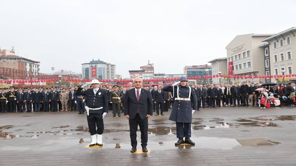 Muş&rsquo;ta Cumhuriyet Bayramı coşkusu &ccedil;elenk t&ouml;reni ve y&uuml;r&uuml;y&uuml;şle başladı
