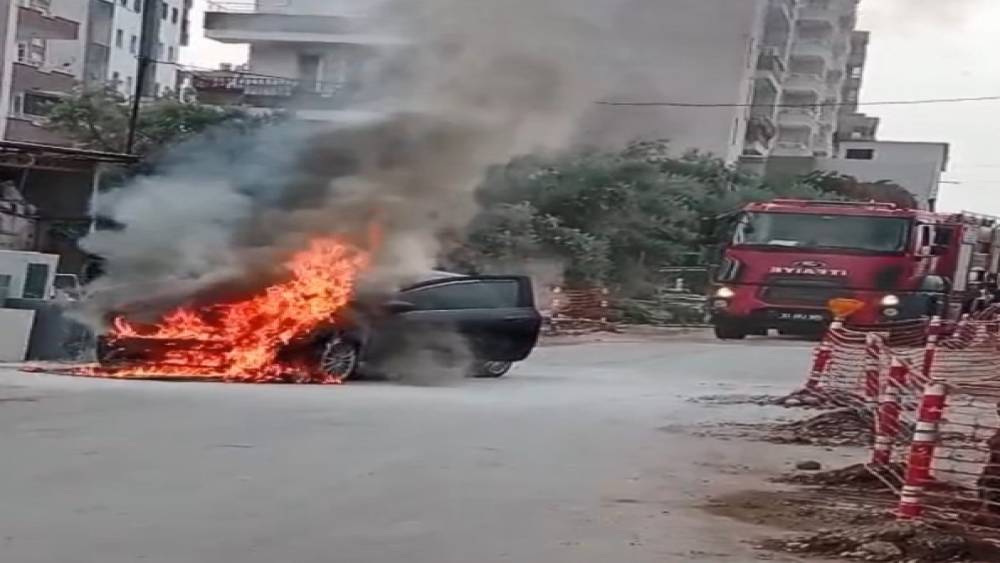 Park halindeki otomobil alev alev yandı
