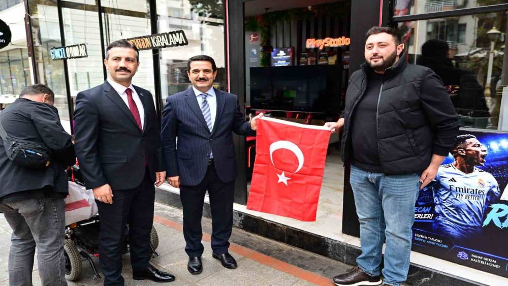 Başkan Taşkın&rsquo;dan vatandaşlara T&uuml;rk bayrağı hediyesi
