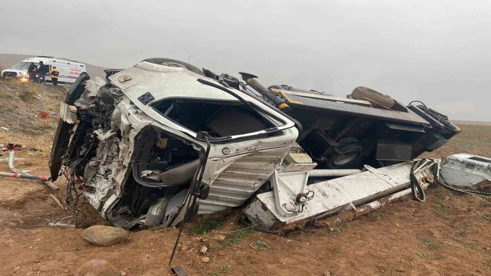 G&uuml;rpınar&rsquo;da feci kaza: 3&rsquo;&uuml; ağır 10 yaralı
