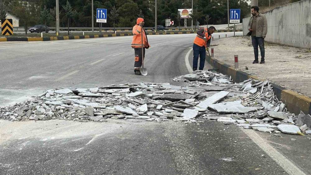 Karayoluna mermer par&ccedil;alarını d&uuml;ş&uuml;ren tır s&uuml;r&uuml;c&uuml;s&uuml;ne para cezası
