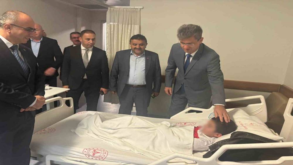 &Ouml;ğrenci servisi ile otomobil &ccedil;arpıştı: 5 yaralı
