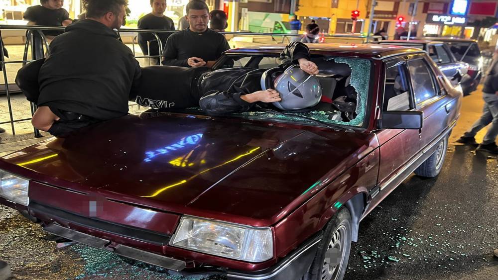 Otomobile &ccedil;arpan motosiklet s&uuml;r&uuml;c&uuml;s&uuml; camdan i&ccedil;eri girdi
