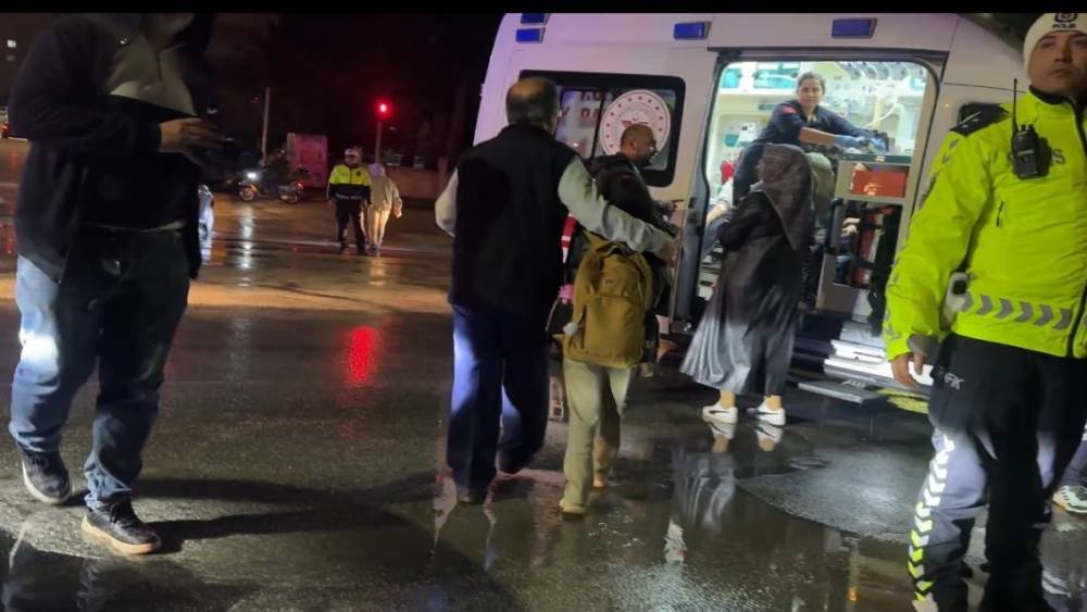Burdur&rsquo;da &ouml;ğrenci servisi ile otomobil &ccedil;arpıştı: 12 &ouml;ğrenci hafif yaralı
