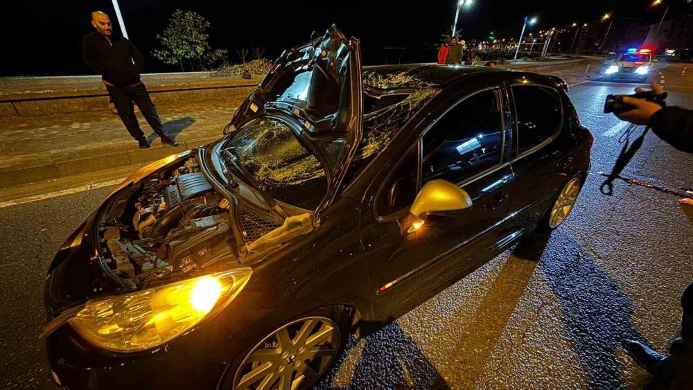 Arkadaşlarının halı saha futbol maçını izlemeye giden gence otomobil çarptı
