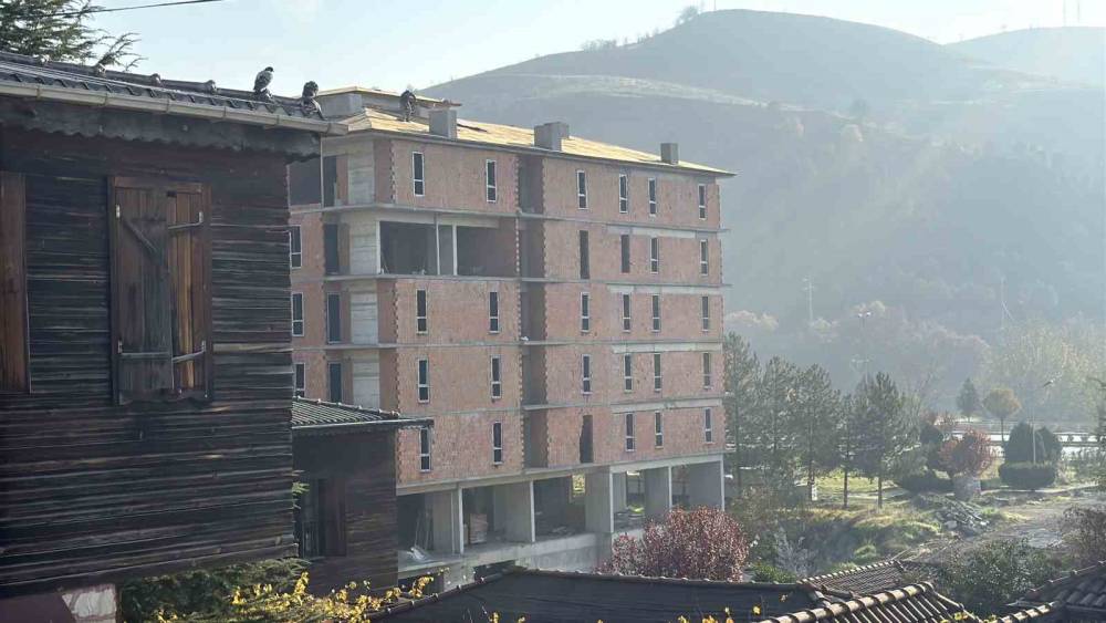 İnşaat çatısında tehlikeli çalışma kameraya yansıdı
