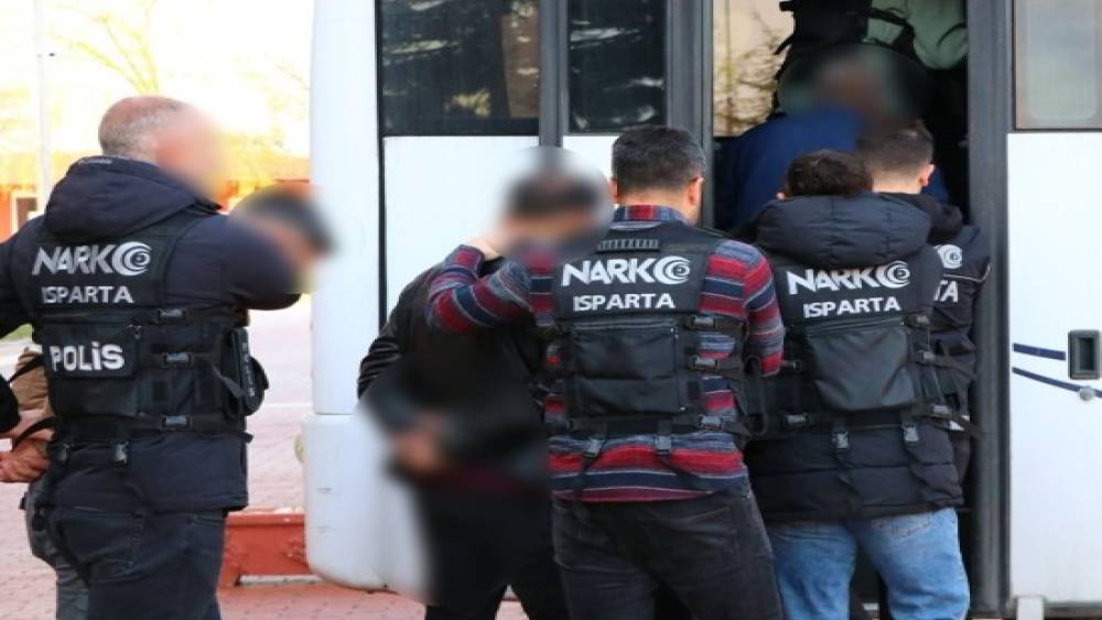 Isparta’da uyuşturucu suçlarından aranan 3 kişi yakalandı
