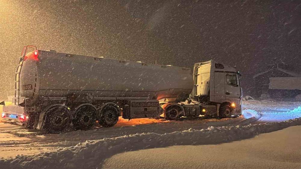 Bolu Dağı ağır tonajlı ara&ccedil;ların ge&ccedil;işine kapatıldı: Kar kalınlığı 40 santimetreyi ge&ccedil;ti
