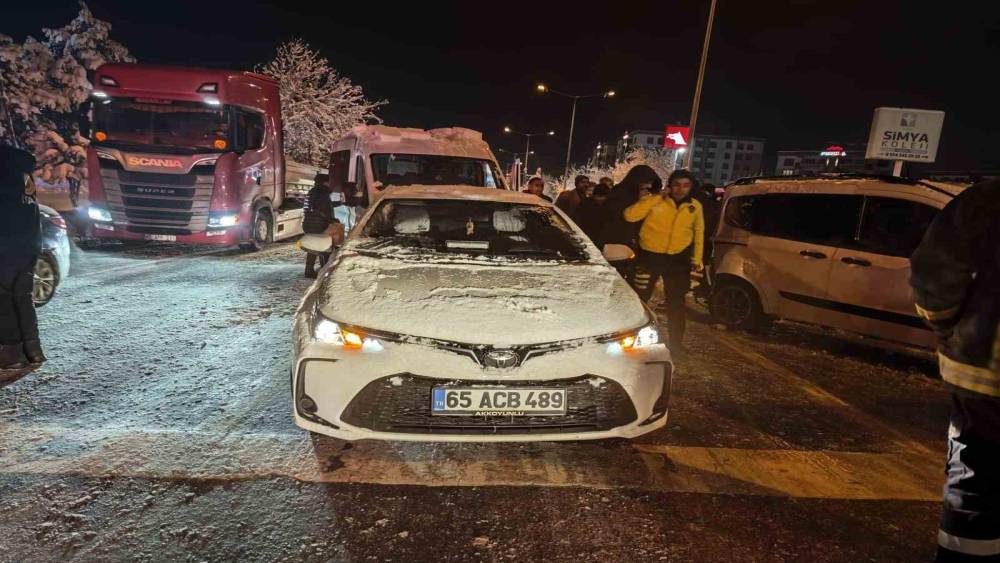 Van&rsquo;da 4 aracın karıştığı kazada 4 kişi yaralandı
