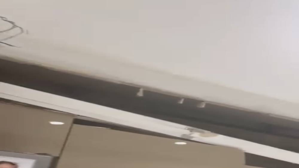 Yeni yapılan binada tavan &ccedil;&ouml;kt&uuml;: O anlar kamerada
