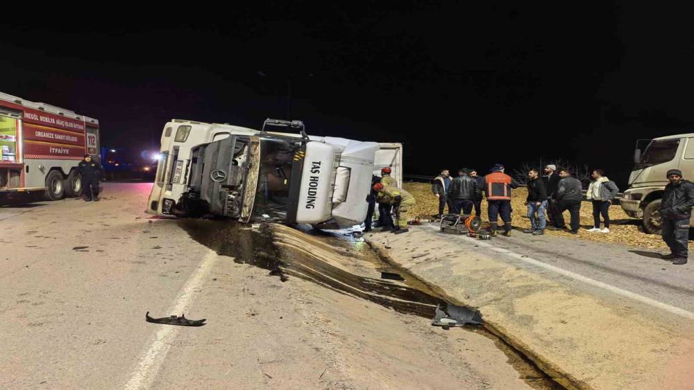 Bursa&rsquo;da talaş y&uuml;kl&uuml; tır devrildi: Ara&ccedil;ta sıkışan gen&ccedil; s&uuml;r&uuml;c&uuml; hayatını kaybetti
