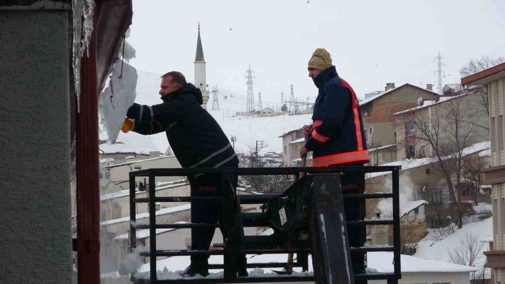 Bayburt&rsquo;ta &ccedil;atıdan d&uuml;şen kar k&uuml;tleleri park halindeki 2 araca zarar verdi: Bir otomobil hurdaya d&ouml;nd&uuml;

