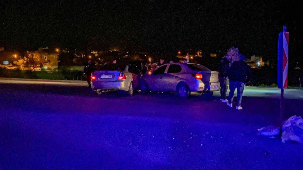 &Ccedil;orum&rsquo;da iki otomobil &ccedil;arpıştı: 6 yaralı
