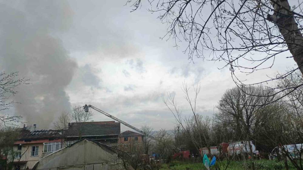 &Ccedil;aycuma&rsquo;da ev yangını korku ve paniğe yol a&ccedil;tı, patlama anı amat&ouml;r kameraya yansıdı
