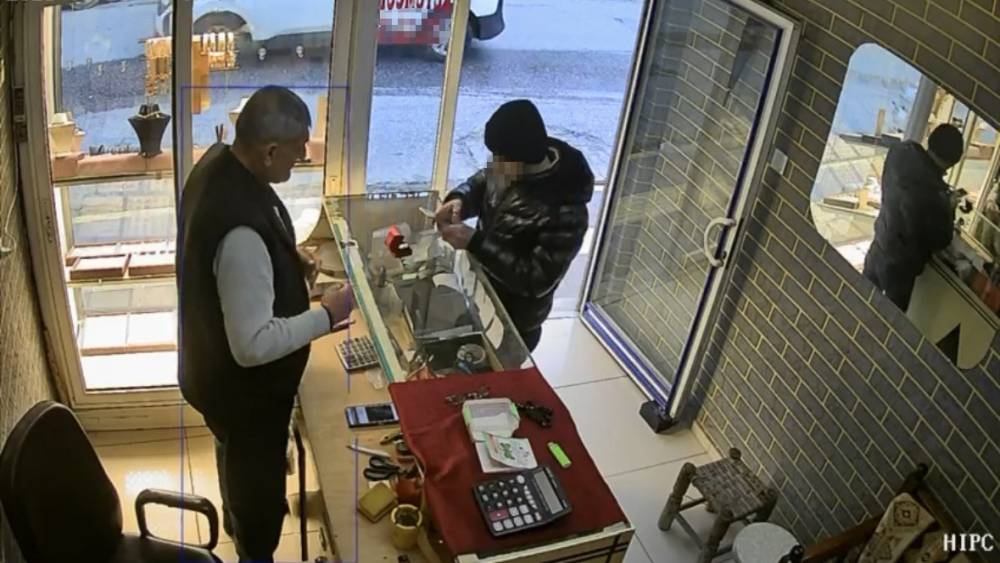 Kuyumcuya m&uuml;şteri gibi giren hırsız 60 bin liralık y&uuml;z&uuml;ğ&uuml; alıp kayıplara karıştı
