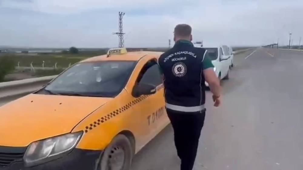 Ticari taksiyle g&ouml;&ccedil;men ka&ccedil;ıran 2 s&uuml;r&uuml;c&uuml;ye 334 bin 500 TL ceza
