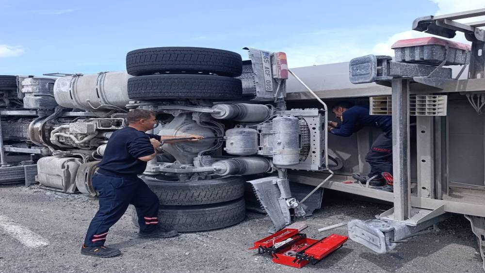 Van&rsquo;da tır devrildi: 1 yaralı
