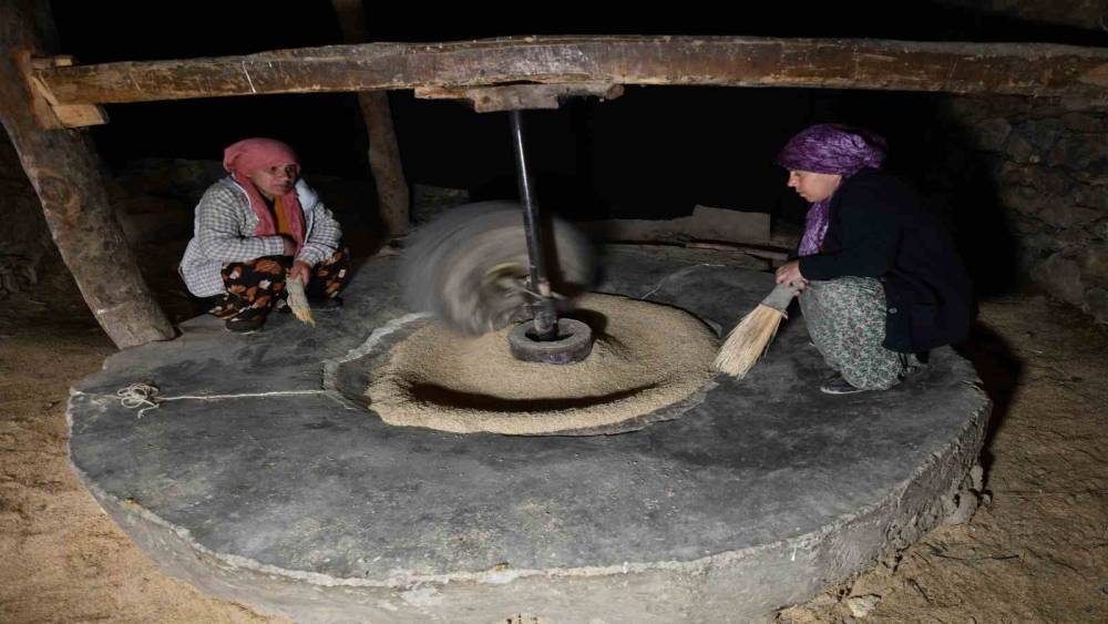 Hizan&rsquo;da asırlık su değirmeniyle doğal pirin&ccedil; &uuml;retimi s&uuml;r&uuml;yor
