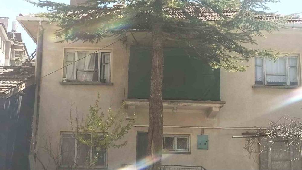 Pencereden d&uuml;şen 3 yaşındaki &ccedil;ocuk yaralandı
